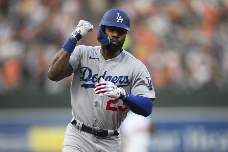 Jason Heyward, de los Dodgers de Los Ángeles, festeja luego de conectar un jonrón de tres carreras en el encuentro del martes 18 de julio de 2023 ante los Orioles de Baltimore (AP Foto/Nick Wass)