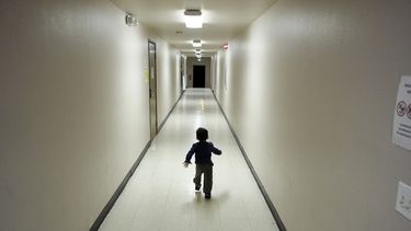 ARCHIVO - Un niño solicitante de asilo procedente de Centroamérica corre por un pasillo tras llegar desde un centro de detención de inmigrantes a un refugio en San Diego, California, el 11 de diciembre de 2018. (AP Foto/Gregory Bull, Archivo)