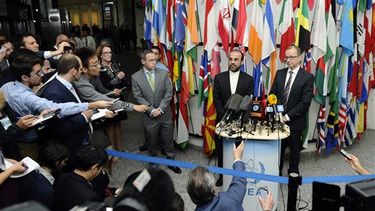 americateve | El embajador iraní ante la Agencia Internacional de Energía Atómica, Reza Najafi, izquierda, y el subdirector general de la agencia, Tero Tapio Varjoranta, hablan después de reunirse en el Centro Internacional en Viena el 29 de octubre del 2013. Las conve