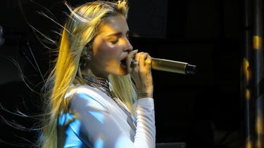 La cantautora venezolana Elena Rose se presenta en un concierto de lanzamiento de su álbum Bendito Verano en la Ciudad de México, el miércoles 22 de octubre de 2025. (Foto AP/Berenice Bautista)