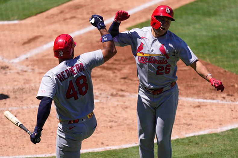 JJ Wetherholt, derecha, de los Cardenales de San Luis es felicitado por Iván Herrera después de batear un cuadrangular solitario durante la sexta entrada del juego de béisbol de Grandes Ligas contra los Angelinos de Los Ángeles, el miércoles 22 de julio de 2026, en Anaheim, California. (AP Foto/Mark J. Terrill)
