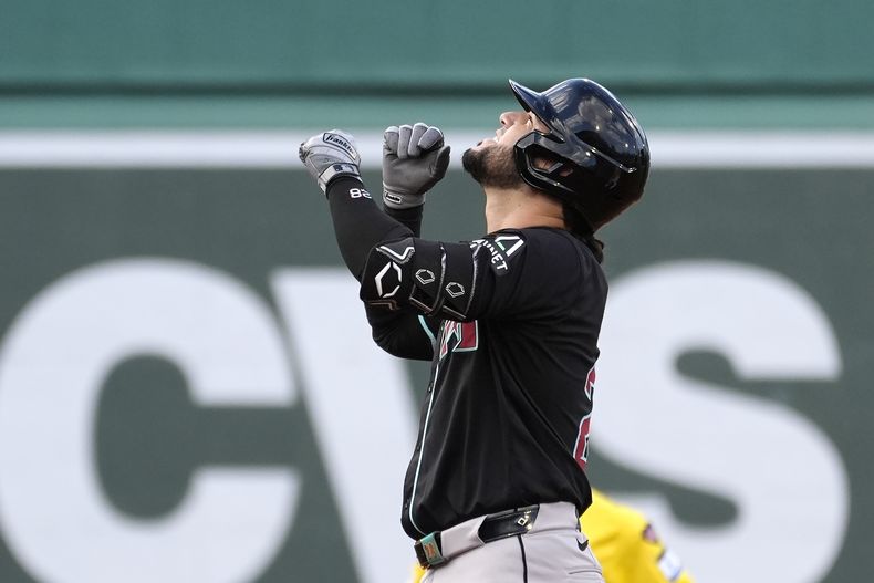 El venezolano Eugenio Suárez, de los Diamondbacks de Arizona, festeja luego de conseguir un doble de dos carreras en el duelo ante los Medias Rojas de Boston, el sábado 24 de agosto de 2024 (AP Foto/Michael Dwyer)