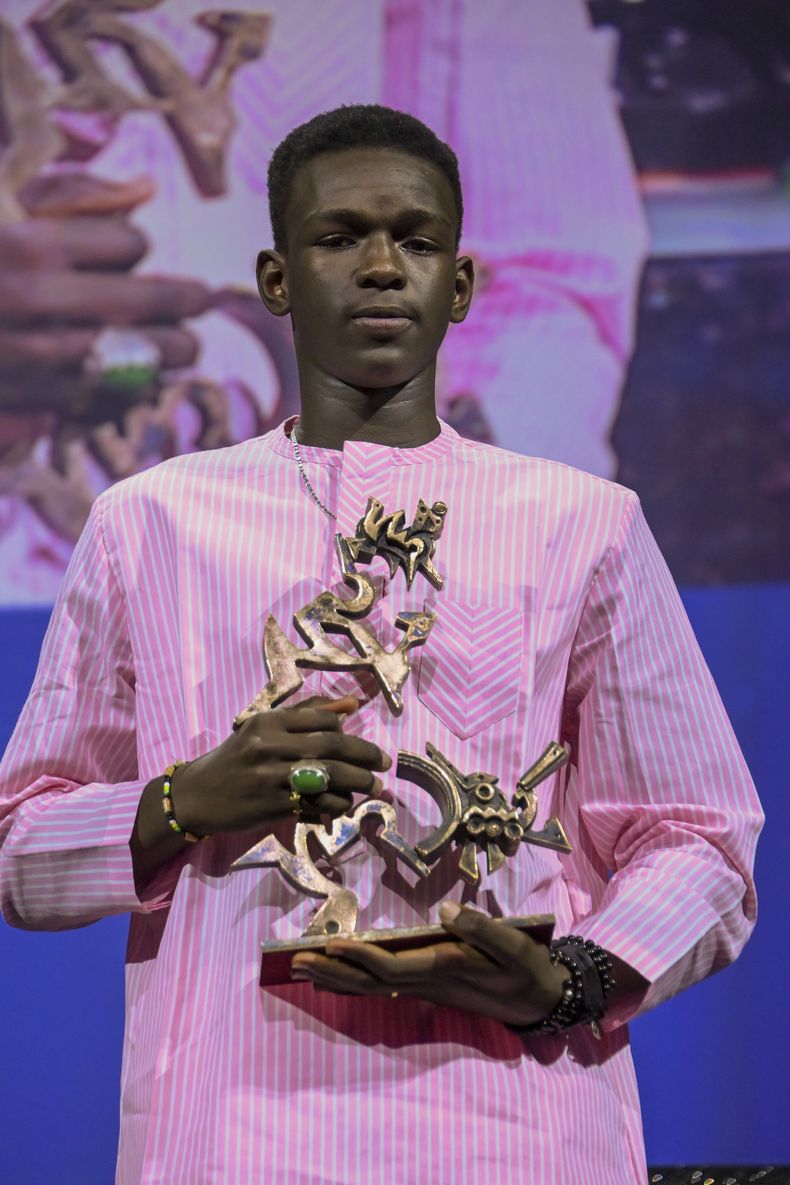 ARCHIVO - Seydou Sarr posa con el premio Marcello Mastroianni al mejor actor joven por su actuación en Io Capitano (Yo capitán), durante la ceremonia de clausura de la 80ª edición del Festival de Cine de Venecia en Venecia, Italia, el sábado. 9 de septiembre de 2023. Io Capitano, de Matteo Garrone, nominado a la 96ª edición de los Premios de la Academia en la categoría de largometraje internacional, está inspirada en la historia de Mamadou Kouassi, un migrante que hizo el viaje desde su Costa de Marfil natal hasta Italia. (Gian Mattia DAlberto/LaPresse vía AP)