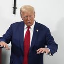 El excandidato presidencial republicano Donald Trump habla durante una parada en una oficina de campaña, el lunes 26 de agosto de 2024, en Roseville, Michigan (Foto AP /Carolyn Kaster).