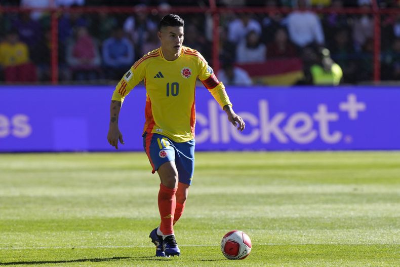 El mediocampista colombiano James Rodríguez avanza con el balón en el partido contra Bolivia por las eliminatorias del Mundial, el jueves 10 de octubre de 2024, en El Alto, Bolivia. (AP Foto/Juan Karita)