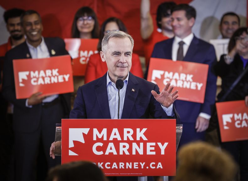 Mark Carney, candidato a encabezar el Partido Liberal de Canadá, habla ante sus simpatizantes el martes 4 de marzo de 2025, en Calgary, provincia de Alberta. (Jeff McIntosh/The Canadian Press vía AP)