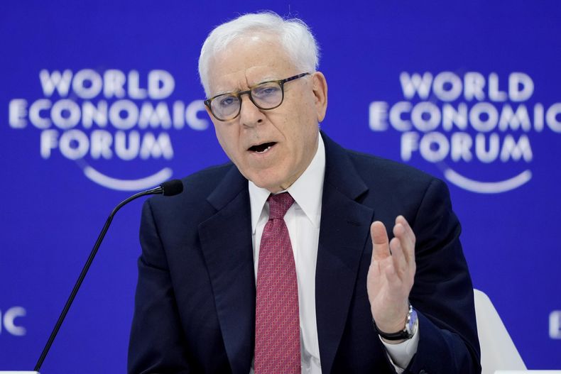 ARCHIVO - David Rubenstein, cofundador de la firma de valores The Carlyle Group, habla en un panel del Foro Económico Mundial en Davos, Suiza, el 19 de enero de 2024 (AP Foto/Markus Schreiber, archivo)