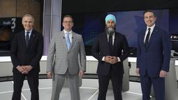 De izquierda a derecha, el líder del Partido Liberal Mark Carney, el líder de Bloc Quebecois Leader Yves-Francois Blanchet, el dirigente del Nuevo Partido Democrático Jagmeet Singh y el presidente del Partido Conservador Pierre Poilievre posan para una fotografía antes del debate federal en francés, el miércoles 16 de abril de 2025, en Montreal. (Christopher Katsarov/The Canadian Press vía AP)