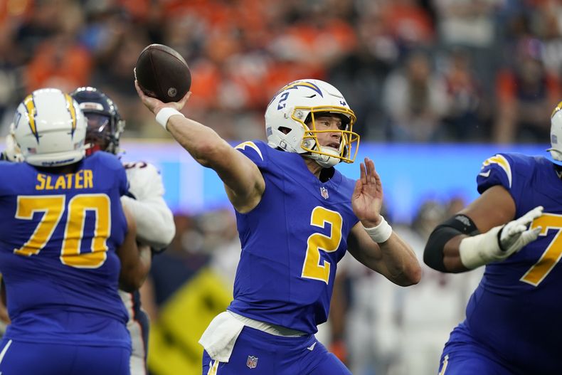 Easton Stick, quarterback de los Chargers de Los Ángeles, envía un pase en el partido ante los Broncos de Denver, el domingo 10 de diciembre de 2023 (AP Foto/Ryan Sun)