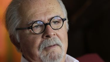 ARCHIVO - El artista colombiano Fernando Botero da una entrevista en Nueva York, el 30 de octubre de 2013. Los restos de Botero serán llevados a Colombia, donde recibirán homenajes de cuerpo presente, antes de que sea sepultado en Italia, dijo uno de sus hijos el 18 de septiembre de 2023. Botero falleció el 15 de septiembre a los 91 años. (AP Foto/Mark Lennihan, archivo)