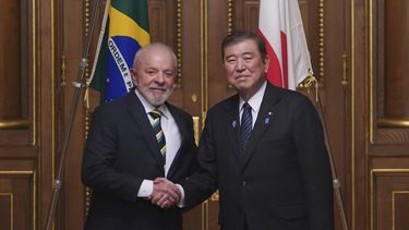 El presidente brasileño Luiz Inacio Lula da Silva (i) con el primer ministro japonés Shigeru Ishiba en Tokio el 26 de marzo del 2025. (Kazuhiro Nogi/Pool Photo via AP)
