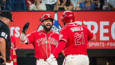 Jake Burger, de los Rangers de Texas, festeja con el dominicano Ezequiel Durán durante el encuentro ante los Marineros de Seattle, el viernes 24 de julio de 2026 (AP Foto/Jessica Tobias)
