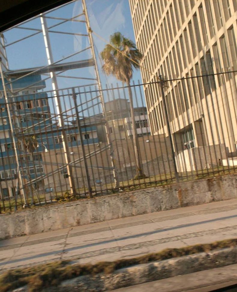 Cuba está restaurando el asta de la bandera de la Sección de Intereses de EEUU (SINA)