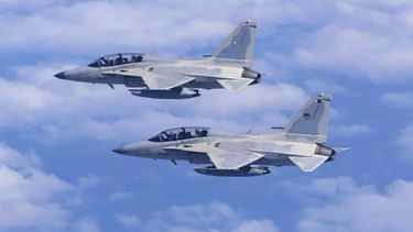ARCHIVO - Dos cazas FA-50 de la Fuerza Aérea filipina vuelan durante una patrulla conjunta y entrenamiento con Estados Unidos sobre el mar de China Meridional, el martes 4 de febrero de 2025. (Fuerza Aérea Filipina via AP, Archivo)