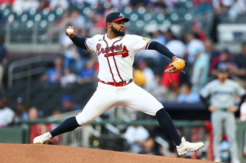 Reynaldo López de los Bravos de Atlanta lanza contra los Marlins de Miami, el 14 de abril de 2026, en Atlanta. (AP Foto/Colin Hubbard)