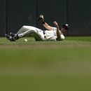 Alex Kirilloff, de los Mellizos de Minnesota, yace en el campo después de fallar en su intento de atrapar una pelota en un sencillo productor de dos carreras de Alejandro Kirk, de los Azulejos de Toronto, durante la segunda entrada del juego de béisbol, el domingo 28 de mayo de 2023, en Minneapolis. (AP Foto/Abbie Parr)