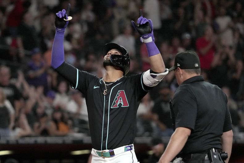 Lourdes Gurriel Jr. de los Diamondbacks de Arizona, reacciona después de batear un cuadrangular solitario en la sexta entrada del juego de béisbol de Grandes Ligas frente a los Gigantes de San Francisco, el lunes 30 de junio de 2025, en Phoenix. (AP Foto/Rick Scuteri)