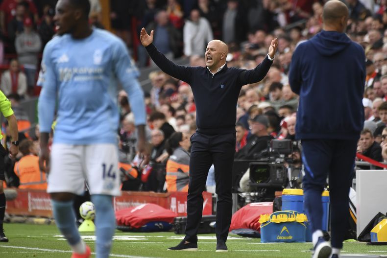 El técnico del Liverpool Arne Slot hace un gesto en el encuentro ante el Nottingham Forest en la Liga Premier el sábado 14 de septiembre del 2024. (AP Foto/Rui Vieira)
