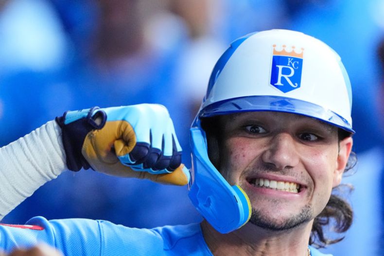 Jac Caglianone, de los Reales de Kansas City, celebra luego de conseguir un jonrón de dos carreras ante los Cachorros de Chicago, el sábado 8 de agosto de 2026 (AP Foto/Charlie Riedel)