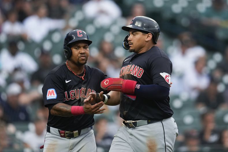 El dominicano de los Guardianes de Cleveland, José Ramírez (izquierda) y Josh Naylor celebran al anotar ante los Tigres de Detroit en la tercera entrada del juego de béisbol el martes 9 de julio de 2024, en Detroit. (AP Foto/Paul Sancya)