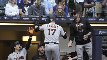 Mitch Haniger, de los Gigantes de San Francisco, vuelve a la cueva tras conseguir un jonrón de dos carreras en el octavo inning del juego ante los Cerveceros de Milwaukee, el sábado 27 de mayo de 2023 (AP Foto/Morry Gash)