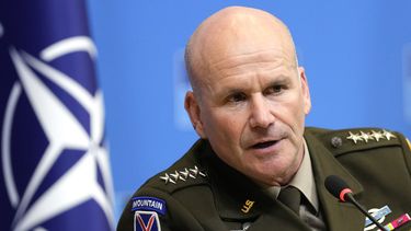 ARCHIVO - El Comandante Supremo Aliado en Europa, general Christopher Cavoli, habla en una conferencia de prensa en las oficinas generales de la OTAN en Bruselas, el 18 de enero de 2024. (AP Foto/Virginia Mayo, Archivo)