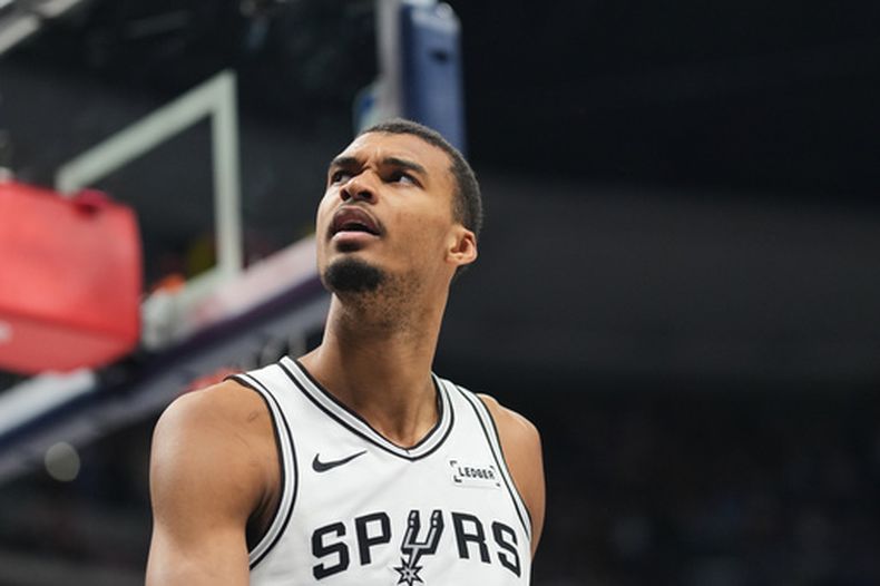 Victor Wembanyama de los Spurs de San Antonio tras cometer una falta en el partido contra los Nuggets de Denver, el sábado 4 de abril de 2026, en Denver. (AP Foto/David Zalubowski)