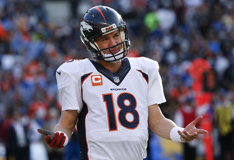 Peyton Manning, de los Broncos de Denver, hace un gesto hacia un costado del terreno durante el partido del domingo 14 de diciembre de 2014, frente a los Chargers de San Diego (AP Foto/Lenny Ignelzi)