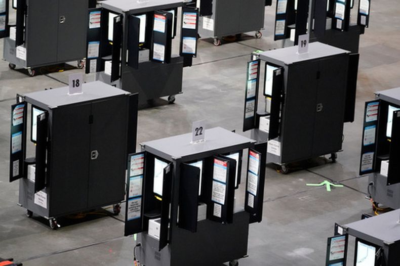ARCHIVO - Máquinas de votación ocupan en la State Farm Arena durante la votación anticipada en Atlanta, el 12 de octubre de 2020. (AP Foto/Brynn Anderson/Archivo)