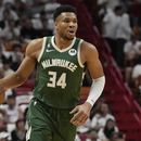 ARCHIVO - Foto del 24 de abril del 2023, el alero de los Bucks de Milwaukee avanza con el balón en el juego 4 de la serie de primera ronda de la postemporada ante el Heat de Miami. El miércoles 5 de julio del 2023, Antetokounmpo se somete a cirugía en la rodilla izquierda y el equipo espera que vuelva antes del inicio del campamento de entrenamiento. (AP Foto/Marta Lavandier, File)