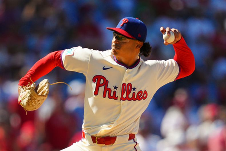 Jesús Luzardo de los Filis de Filadelfia lanza en el noveno inning contra los Bravos de Atlanta, el lunes 7 de septiembre de 2026, en Filadelfia. (AP Foto/Derik Hamilton)