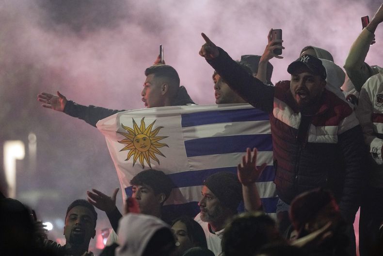 Hinchas de Sao Paulo despliegan una bandera de Uruguay como homenaje a Juan Izquierdo, jugador fallecido tras colapsar en un partido ante el conjunto brasileño. El homenaje se realizó el miércoles 28 de agosto de 2024, antes de un partido de la Copa de Brasil ante el Atlético Mineiro (AP Foto/Andre Penner)U