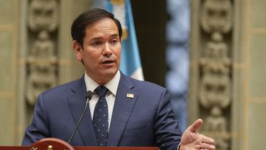 El secretario de Estado de Estados Unidos, Marco Rubio, participa en una conferencia de prensa conjunta con el presidente guatemalteco, Bernardo Arévalo, en el Palacio Nacional en Ciudad de Guatemala, el miércoles 5 de febrero de 2025. (AP Foto/Mark Schiefelbein, Pool)