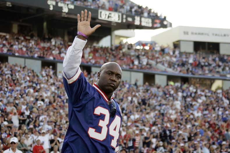 ARCHIVO - Foto del 20 de septiembre del 2009, el corredor de los Bills de Buffalo Thurman Thomas saluda a la afición al medio tiempo del juego ante los Buccaneers de Tampa Bay. (AP Foto/ Dean Duprey, Archivo)