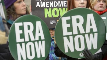 Una niña entre letreros de ERA NOW, en un mitin frente a los Archivos Nacionales para celebrar la decisión del presidente Joe Biden de declarar la Enmienda de Igualdad de Derechos (ERA, por sus siglas en inglés) como la 28.ª enmienda a la Constitución de Estados Unidos, el viernes 17 de enero de 2025, en Washington. (AP Foto/Rod Lamkey, Jr.)