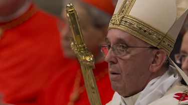 americateve | El papa Francisco llega a la ceremonia para ordenar a dos nuevos obispos en la Bas&oacute;lica de San Pedro, en el Vaticano, el jueves 24 de octubre. Francisco descar&acute;to el s&aacute;bado que pueda visitar su pa&iacute;s natal, Argentina, antes de 20