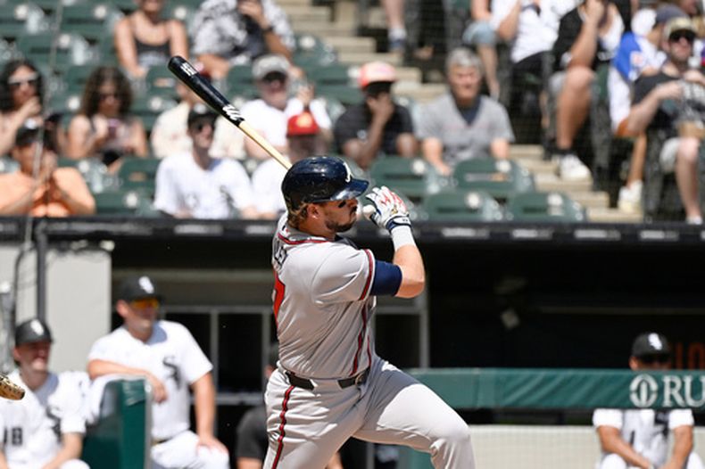 El antesalista de los Bravos de Atlanta, Austin Riley, conecta un doble impulsor de una carrera durante la tercera entrada de un partido de béisbol contra los Medias Blancas de Chicago, el jueves 20 de agosto de 2026, en Chicago. (Foto AP/Matt Marton)