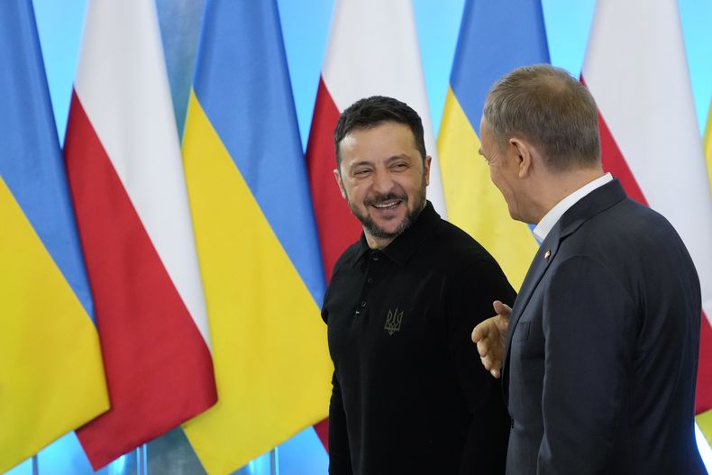 El primer ministro de Polonia, Donald Tusk (der) con el presidente de Ucrania, Volodymyr Zelenskyy en Varsovia, Polonia, el 15 de enero del 2025. (AP foto/Czarek Sokolowski)