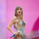 ARCHIVO - Taylor Swift actúa en el estadio de Wembley como parte de su gira Eras, el 21 de junio de 2024, en Londres. (Foto Scott A Garfitt/Invision/AP, archivo)