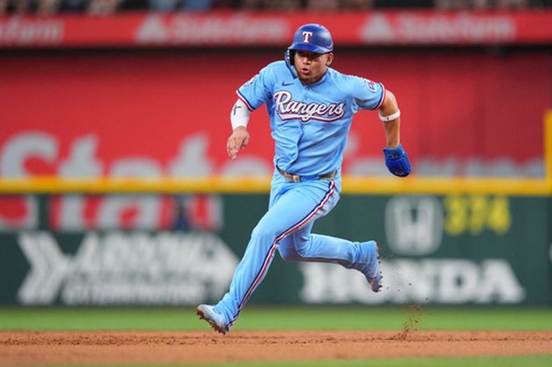 Alejandro Osuna, de los Rangers de Texas, corre las bases antes de anotar carrera con un doble de Kyle Higashioka durante la primera entrada del juego de béisbol de Grandes Ligas contra los Reales de Kansas City, el domingo 31 de mayo de 2026, en Arlington. (AP Foto/Julio Cortez)