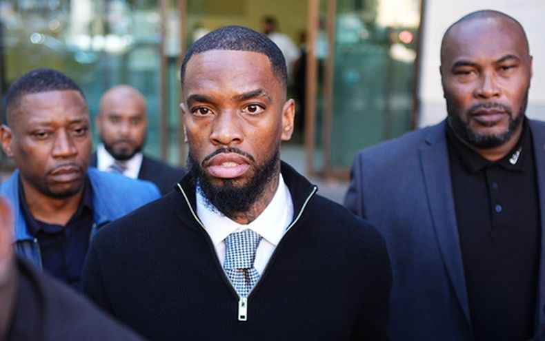 El delantero inglés Ivan Toney, (centro) se retira de un tribunal de Londres, el jueves 1 de octubre de 2026, tras declararse no culpable de agredir a un individuo en un club nocturno de Soho. (Aaron Chown/PA vía AP)