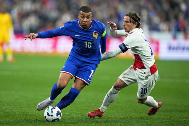 ARCHIVO - El delantero francés Kylian Mbappe (izquierda) ante la marca del croata Luka Modric durante el partido de la Liga de Naciones de la UEFA, el domingo 23 de marzo de 2025, en St. Denis, Francia. (AP Foto/Thibault Camus)