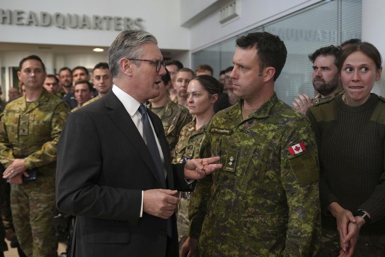 El primer ministro británico Keir Starmer habla con un teniente coronel canadiense mientras visita una base militar para conocer a las personas que planean los próximos pasos de la Coalición de los Dispuestos con respecto a la guerra en Ucrania, el jueves 20 de marzo de 2025, en Northwood, Londres. (AP Foto/Alastair Grant, foto compartida)