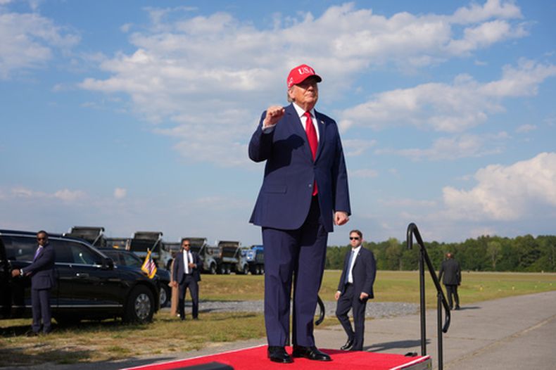 El presidente Donald Trump llega al lugar de una concentración en Dalton, Georgia, el 16 de octubre del 2026. (AP foto/Mark Schiefelbein)