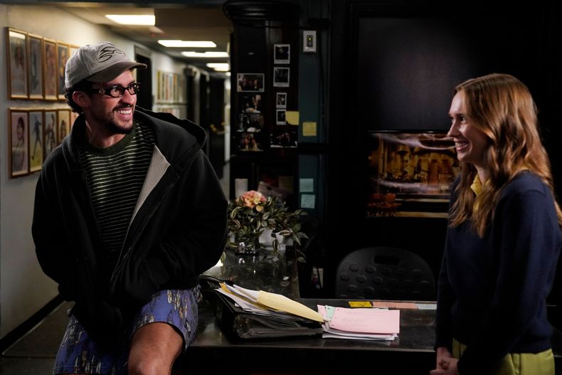 Esta imagen publicada por NBC muestra al actor y cantante Bad Bunny, a la izquierda, y a la nueva integrante del elenco Veronika Slowikowska detrás del escenario el 30 de septiembre de 2025, mientras filman anuncios promocionales para el episodio de Saturday Night Live de esta semana en Nueva York. (Rosalind OConnor/NBC via AP)