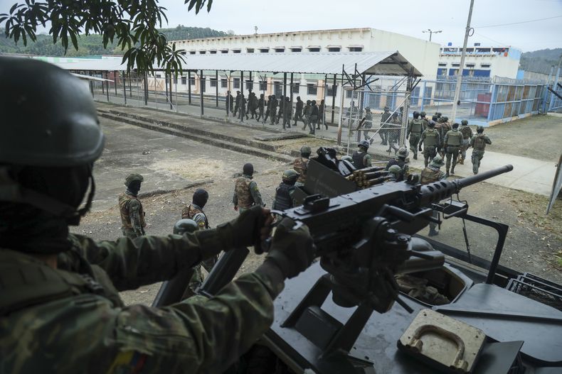 ARCHIVO - Soldados ingresan a la prisión de El Rodeo para buscar a los responsables de una espiral de asesinatos en Portoviejo, Ecuador, el 5 de junio de 2024. (AP Foto/Cásar Muñoz, Archivo)