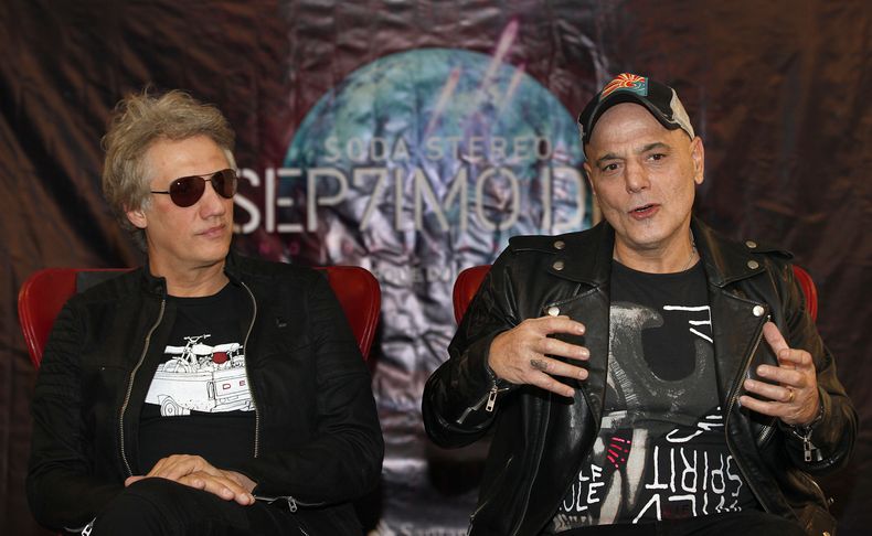 ARCHIVO - El baterista Charly Alberti y el bajista Zeta Bosio de Soda Stereo durante una entrevista en la Ciudad de México el 26 de abril de 2017. La banda argentina, que completaba el fallecido Gustavo Cerati, será honrada con el Premio a la Excelencia Musical de la Academia Latina de la Grabación en noviembre durante la semana del Latin Grammy. (Foto AP/Marco Ugarte, archivo)