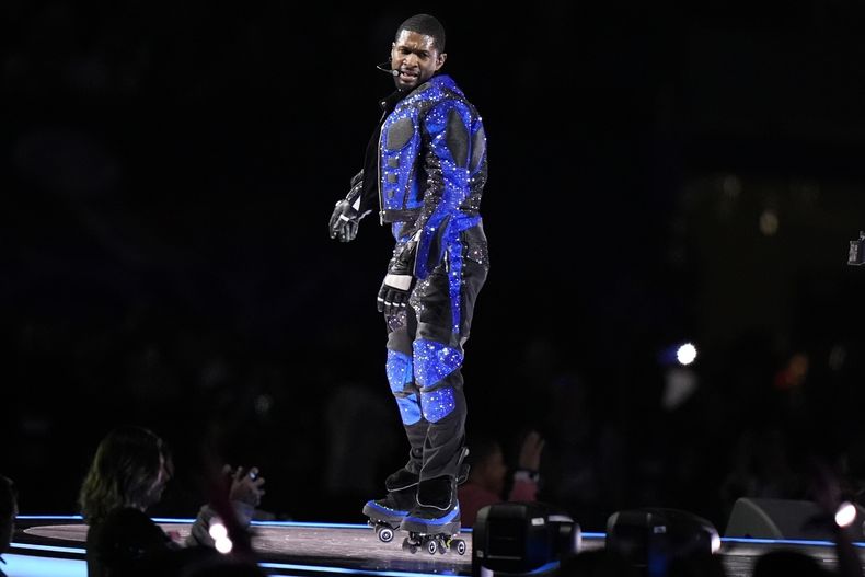 Usher durante su presentación en el espectáculo de medio tiempo del Super Bowl 58 de la NFL entre los 49ers de San Francisco y los Chiefs de Kansas City el domingo 11 de febrero de 2024 en Las Vegas. (Foto AP/Frank Franklin II)