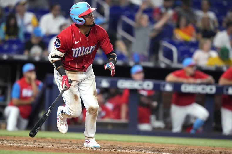 El venezolano Luis Arráez, de los Marlins de MIami, corre al conectar un doble en el juego del sábado 3 de junio de 2023, ante los Atléticos de Oakland (AP Foto/Lynne Sladky)