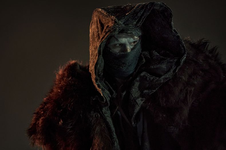 Esta imagen publicada por Netflix muestra a Jacob Elordi como La Criatura en una escena de Frankenstein. (Netflix via AP)